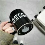 Caneca de Cerâmica com Desenho do Dedo do Meio e Frase. - Imagem 6